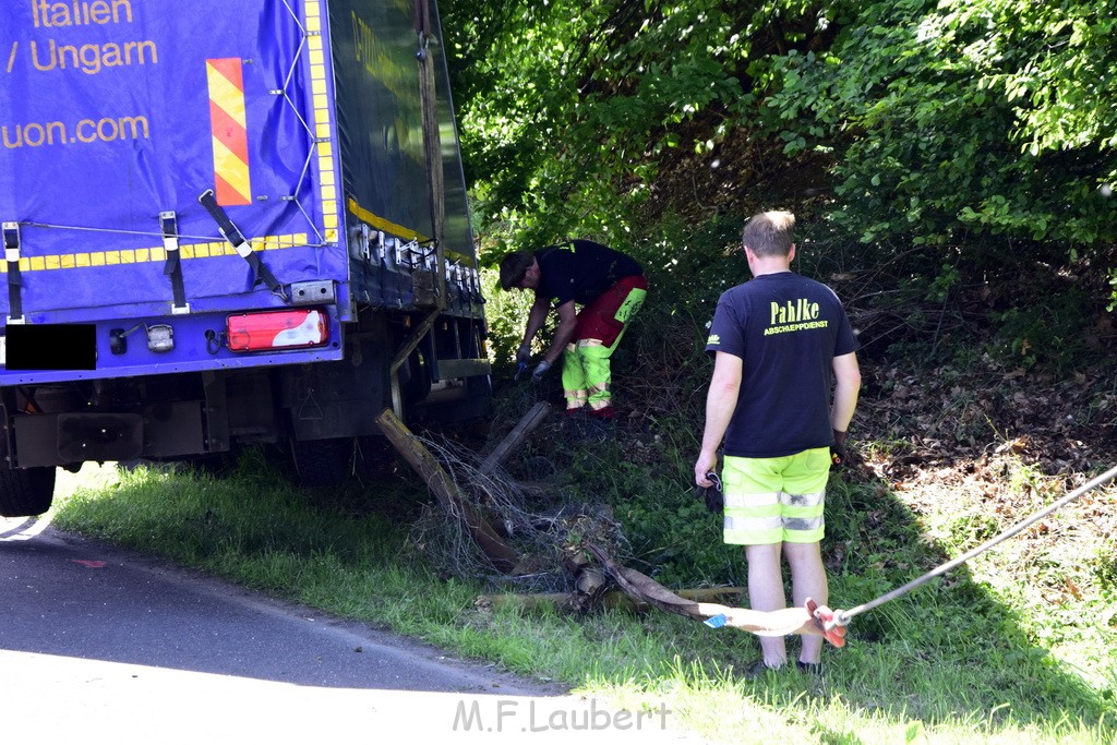 LKW in Boeschung A 3 Rich Frankfurt Hoehe Roesrath Lohmar P180.JPG - Miklos Laubert